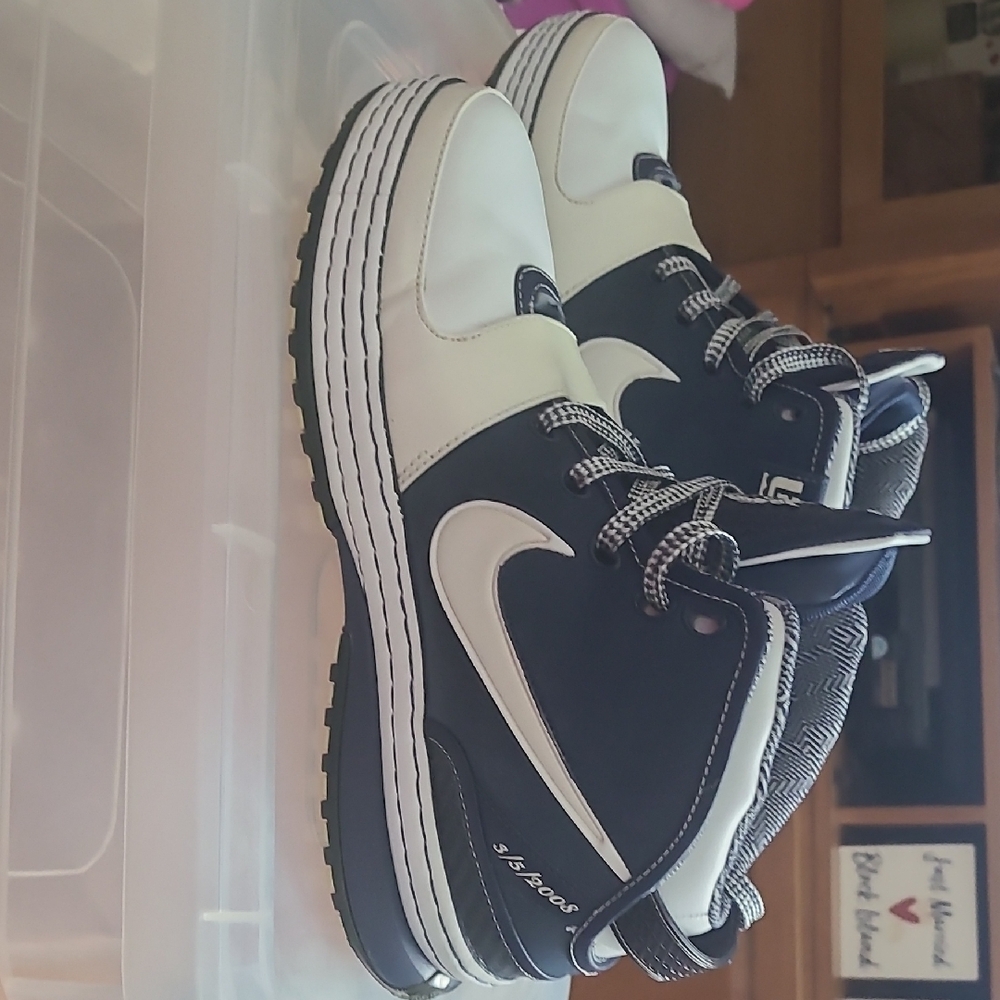 Nike Lebron Yankees edition size 7.5 Used not In box.